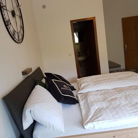 Hotelzimmer Im Alten Reihenhaus Auf Der Stadtmauer Бахарах Экстерьер фото