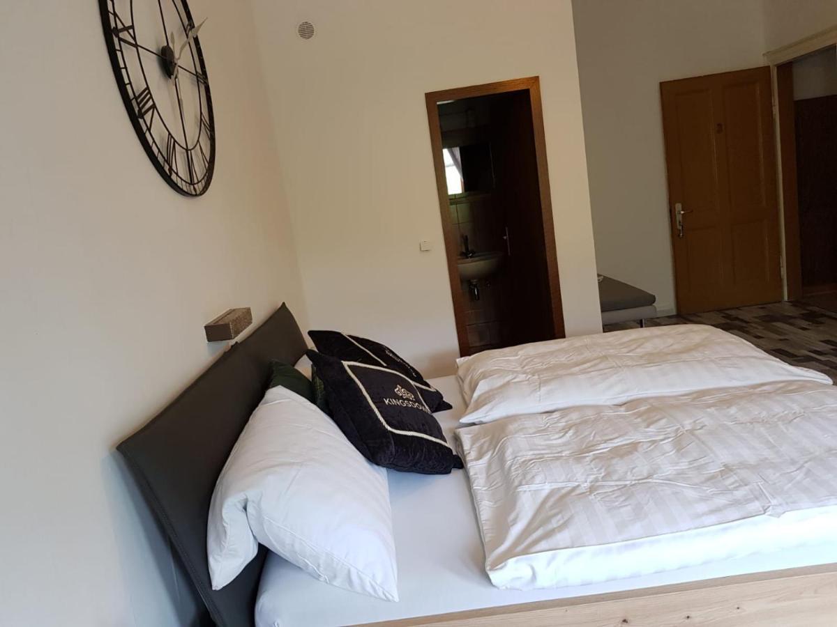 Hotelzimmer Im Alten Reihenhaus Auf Der Stadtmauer Бахарах Экстерьер фото