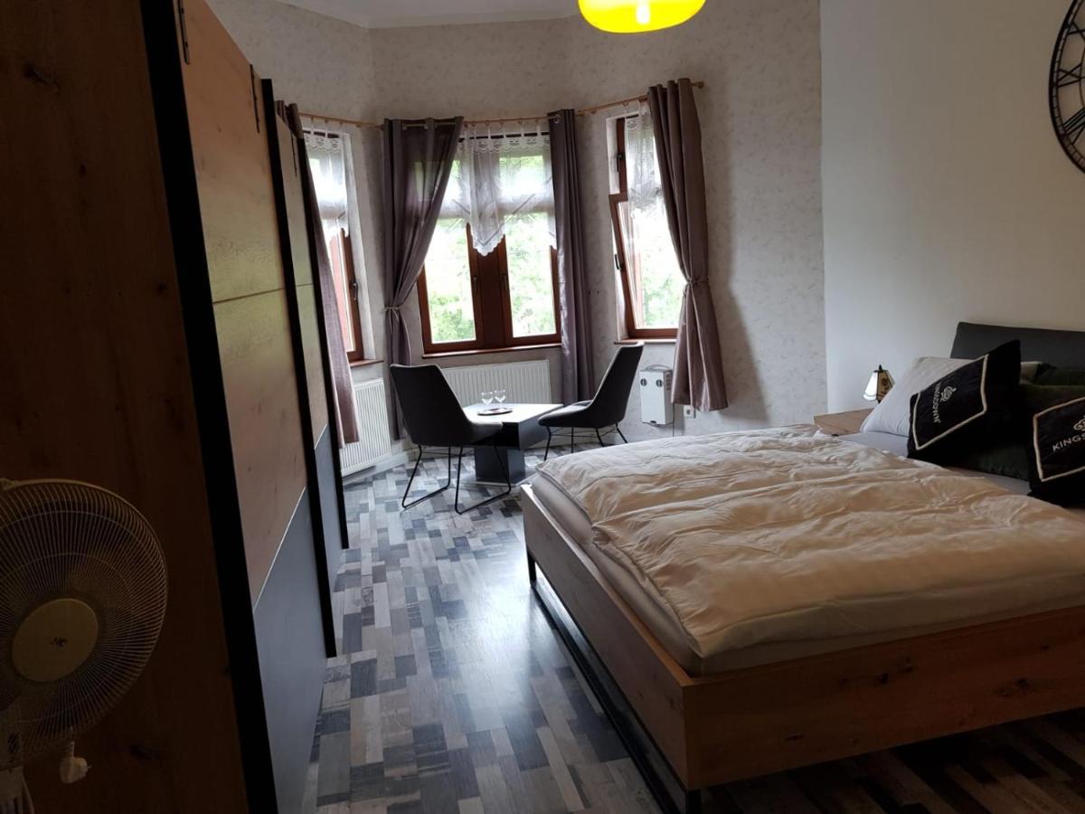 Hotelzimmer Im Alten Reihenhaus Auf Der Stadtmauer Бахарах Экстерьер фото