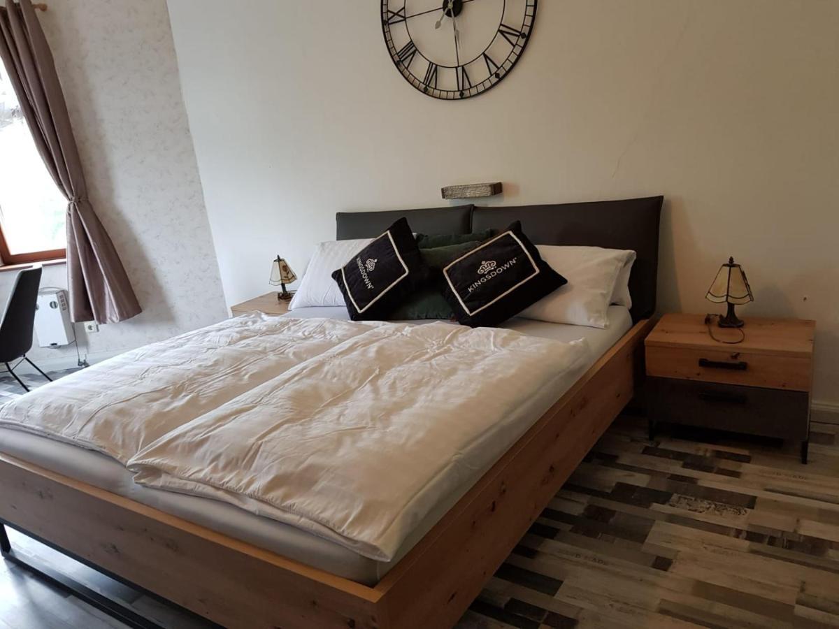 Hotelzimmer Im Alten Reihenhaus Auf Der Stadtmauer Бахарах Экстерьер фото